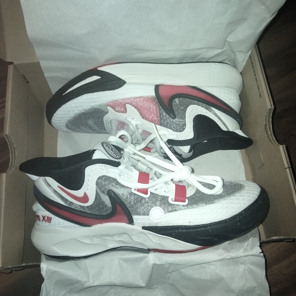 Nike Kyrie Irving shoes - Picture 2 of 6